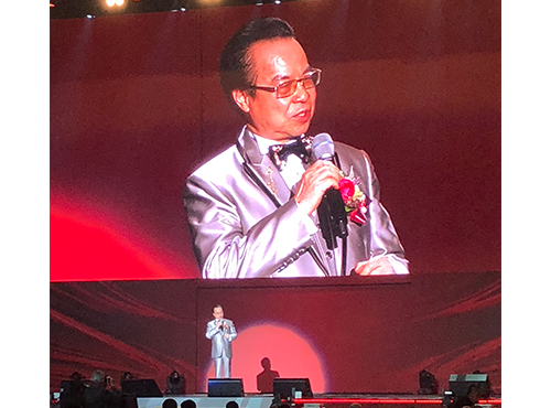 あいさつする王文欽CEO